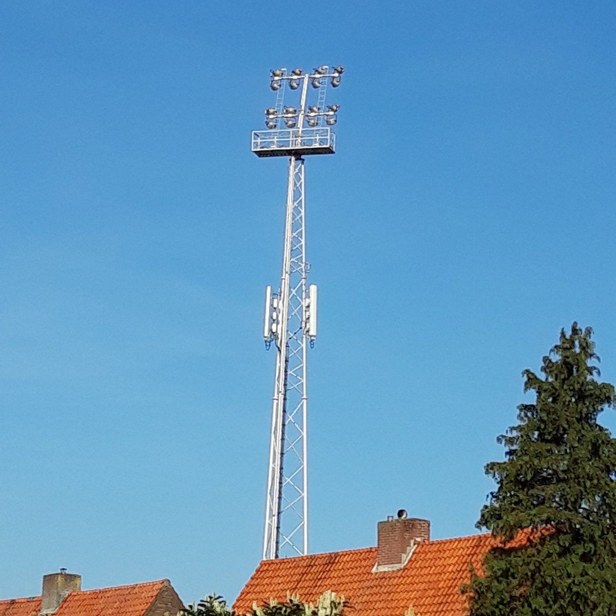 FrankvNeerven's tweet photo. Helmond Sport! #floodlightfriday #debraak https://t.co/8kREmR4dbf