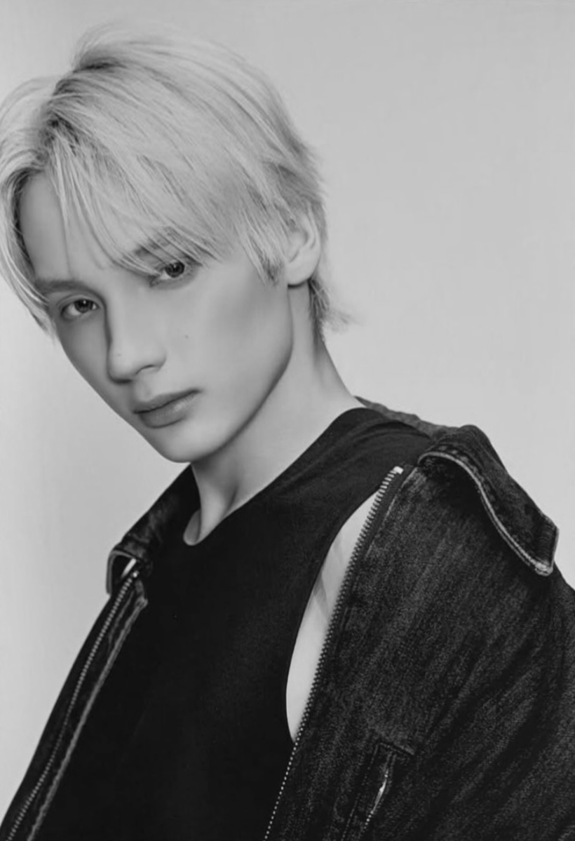 PopHnk's tweet photo. HUENINGKAI shows off his shoulder stretch marks and serves stunning rock star visuals for his portrait at the D'Festa: The Origin exhibition. https://t.co/muJbzTKRdY
