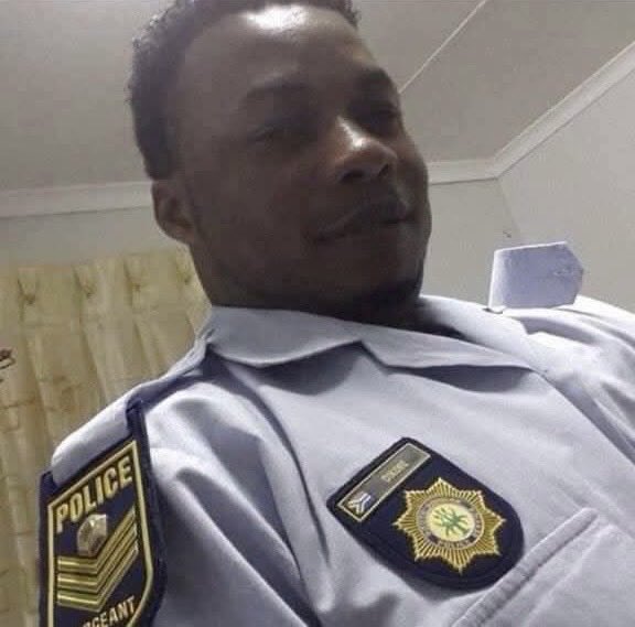 AdvoBarryRoux's tweet photo. Foreigners in South Africa are very disrespectful. This is Nana Poku wearing a SAPS uniform despite not being an SAPS member. We are not lead, we are being towed. South Africa is on Auto cruise, South Africa is turning on its own, anywhere it takes us, we are just following it. https://t.co/kSMlYCz1Yx
