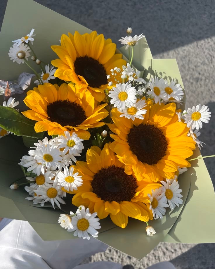 sunflowerchives's tweet photo. A beautiful day starts with flowers https://t.co/yynTFKZoOE