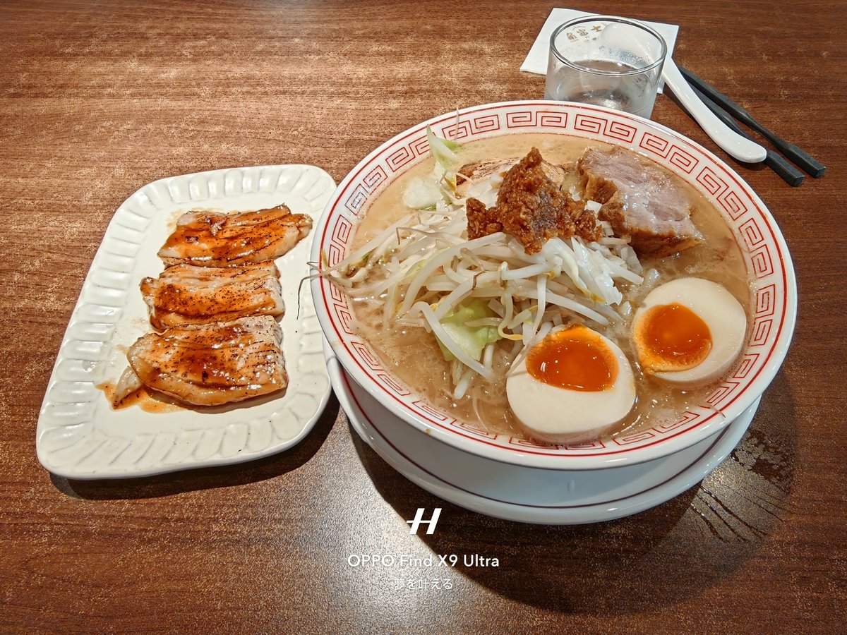 FhtgKey's tweet photo. 虽然是二郎系，但不是二郎系。
汤口类似，但是实际上味道还是有明显差别的。有点乳化的感觉，但是不够凝实，而且油也不够多和香。
面的选择不太合适，淀粉味太重以至于汤口有点被污染到，口感也和汤不太搭。
最不能忍的是加蒜，但是加的是蒜酱，全部垮掉。
好评的点是叉烧非常还原，有点豚山的感觉，可是远不如地球規模で考えろ，不过比俺の生きる道还是好些。汤口虽然不太正宗，但是在厦门地区还是算很不错了。

评分:5.5/10