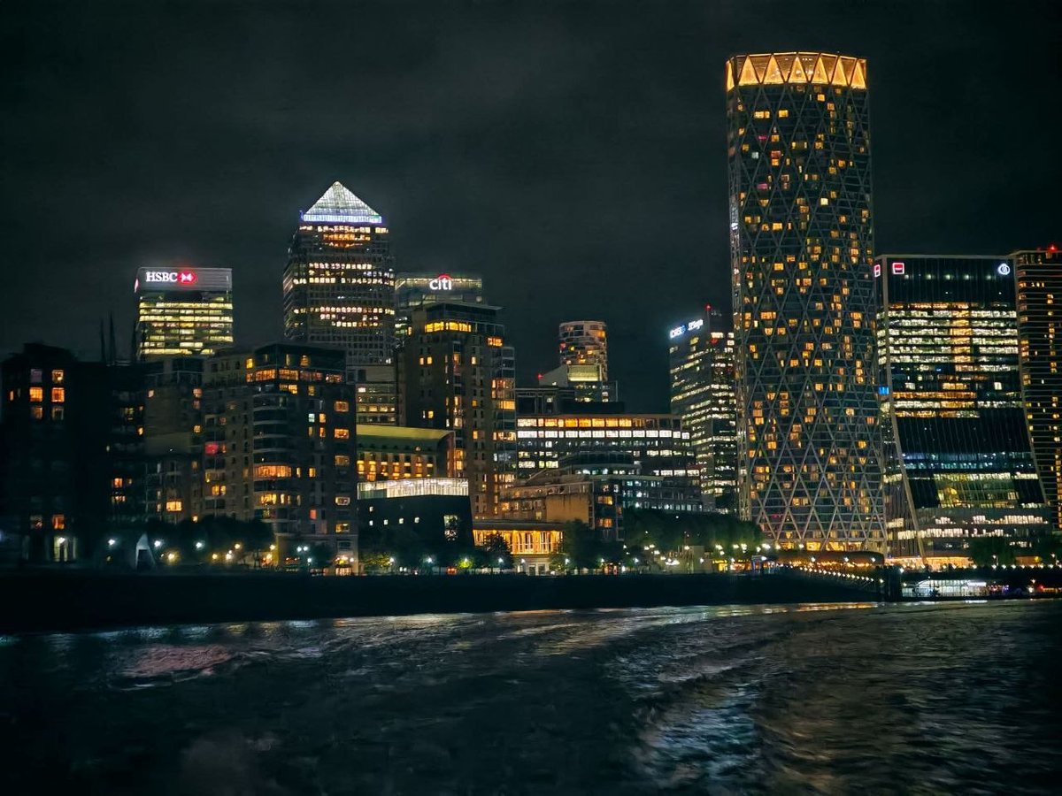 Jessica01169's tweet photo. City lights doing their thing across the water. Buildings glowing, river moving slow and everything just sitting still for a second.
Nights like this make the city feel smaller somehow. πβ¨
#CityNights https://t.co/TK610olZzC
