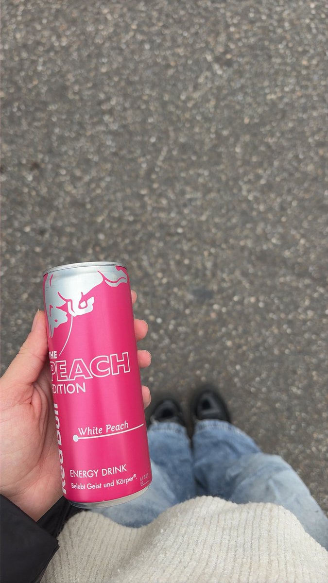 queennn_lilith's tweet photo. Redbull schmeckt besser wenn ein Loser dafür zahlt 😋 https://t.co/lxgDytbIdO