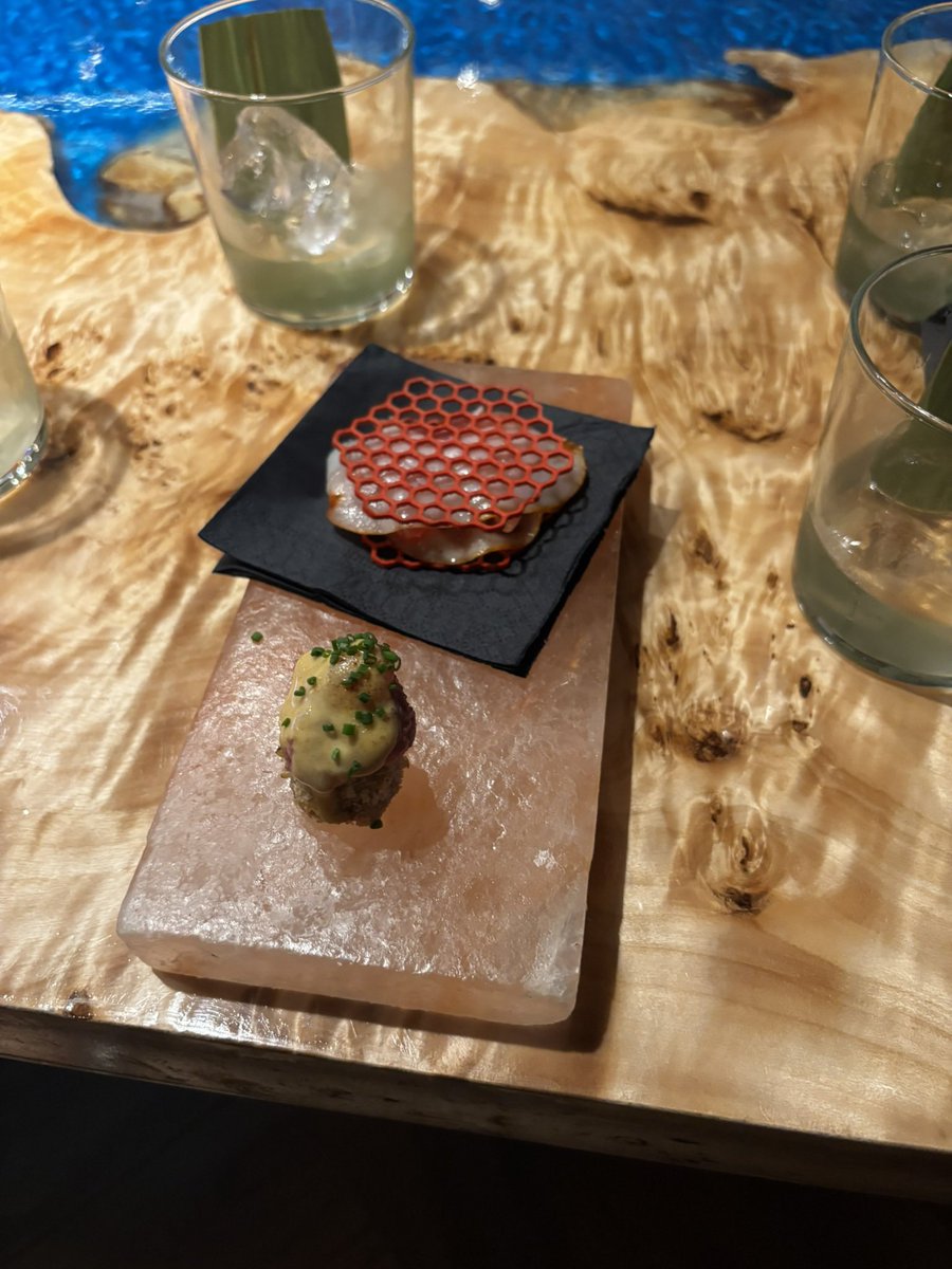 EVernacci's tweet photo. Ayer se celebraban los cinco años de Quinto Elemento y para celebrarlo nos convocaron a los socios a un cuatro manos+dos para una comida única. 
Juan Suárez de Lezo (cada día me parece mejor cocinero) y Mario Sandoval en un mano a mano y el postre de Ricardo Vélez (Moulin Chocolat).
Aperitivo abajo.