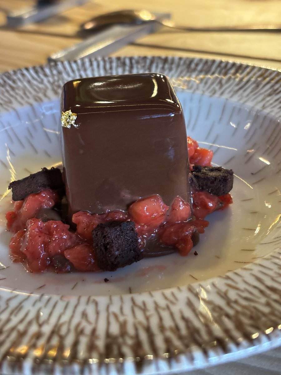 EVernacci's tweet photo. Puy de Ricardo Vélez.
Los vinos Perrier Jouët grand cru y el rosado, el blanco y el tinto de Muga.
Muy buena comida. https://t.co/P012GuM8h5