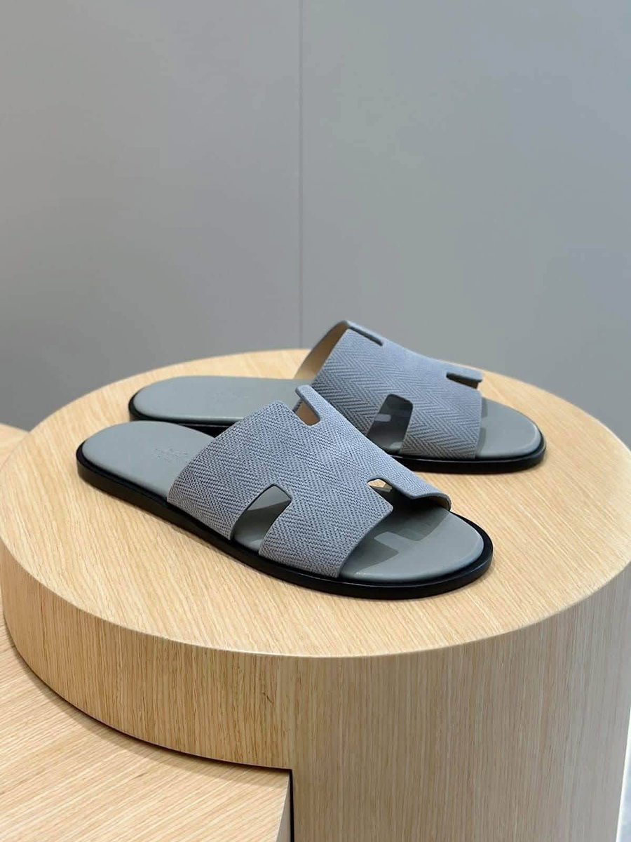 DeUniqueFooties's tweet photo. There’s something about beautiful Footwears.
It attracts. It stands out. It brings life🔥🔥

But you can’t relate coz you are used to wearing bulk made designs that cannot even survive six months of usage😂

Dee Unique Footwear is here for you always

You know what, pick the two handmade suede slides for 25k (you and yours🥰)

Nationwide delivery