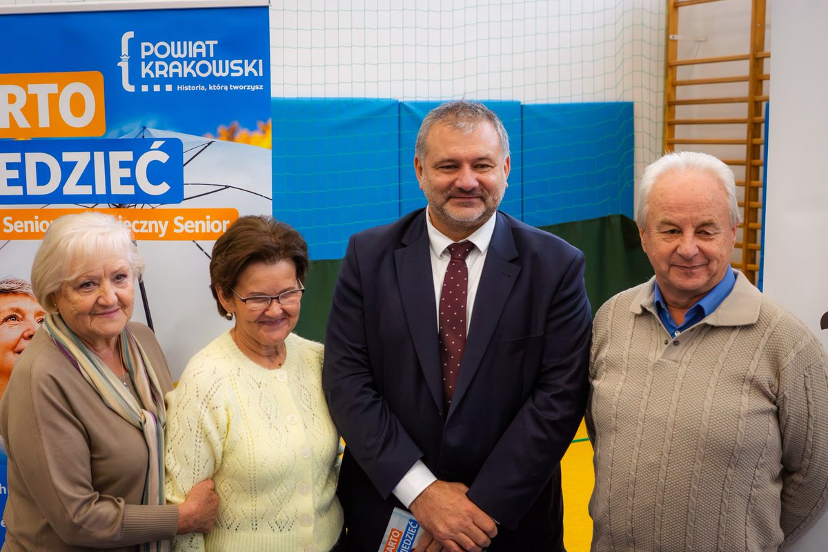w_zurek's tweet photo. W Skale miałem okazję otworzyć spotkanie w ramach ogólnopolskiego programu ��Świadomy Senior - Bezpieczny Senior”. Cieszę się, że dzisiejsza inauguracja odbyła się właśnie tutaj, ponieważ to mi bliskie miejsce i powroty w te strony zawsze sprawiają mi dużą radość.

Ochrona starszego pokolenia przed zagrożeniami to jeden z najważniejszych kierunków naszych działań. Podczas dzisiejszych rozmów z seniorami poruszyliśmy kwestie, z którymi mierzą się na co dzień: od zagrożeń w sieci i oszustw metodą „na wnuczka”, po zarządzanie majątkiem, umowy dożywocia oraz świadome decyzje konsumenckie. Doświadczenia bliskich pokazują, jak łatwo paść ofiarą nieuczciwych praktyk domokrążców, dlatego rzetelna edukacja i znajomość swoich praw są najlepszą tarczą.

Ten projekt jest potrzebny w każdym zakątku kraju. Zaczynaliśmy w województwie świętokrzyskim, a sukcesywnie rozszerzamy działania na całą Polskę, by żaden senior nie został sam ze swoimi problemami.