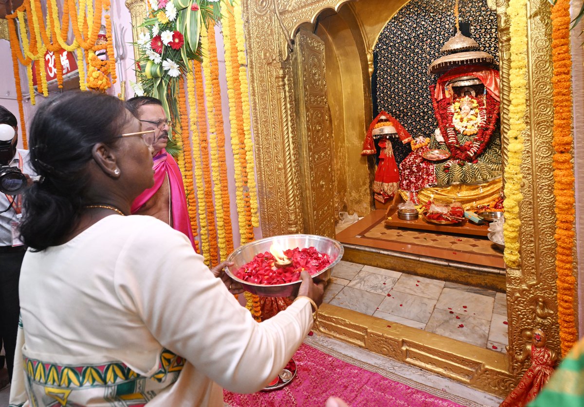 rashtrapatibhvn's tweet photo. राष्ट्रपति श्रीमती द्रौपदी मुर्मु ने जगदलपुर स्थित मां दंतेश्वरी मंदिर में पूजा-अर्चना की और सभी देशवासियों के सुख-समृद्धि के लिए मां दंतेश्वरी से प्रार्थना की। https://t.co/rWE9HlmqBY