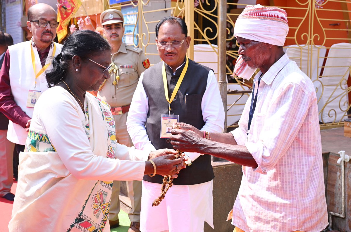 rashtrapatibhvn's tweet photo. राष्ट्रपति श्रीमती द्रौपदी मुर्मु ने जगदलपुर स्थित मां दंतेश्वरी मंदिर में पूजा-अर्चना की और सभी देशवासियों के सुख-समृद्धि के लिए मां दंतेश्वरी से प्रार्थना की। https://t.co/rWE9HlmqBY