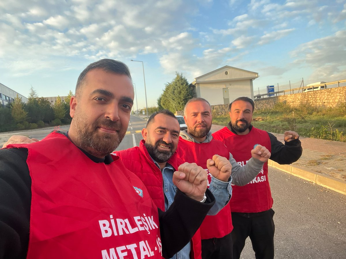 BirlesikMetal's tweet photo. 🔴 ULUSOY BAKIR DİRENİŞİMİZ 12’NCİ GÜNÜNDE!

Ankara Sincan’da bulunan Ulusoy Bakır fabrikasında, işten atılan arkadaşlarımızın işe geri alınması, sendikal haklarımıza saygı duyulması ve toplu iş sözleşmesi sürecinin bir önce başlatılması talepleriyle direnişimizi kararlılıkla sürdürüyoruz.

✊ Yaşasın örgütlü mücadelemiz!

#UlusoyBakırİşçisiKazanacak #BizKazanacağız