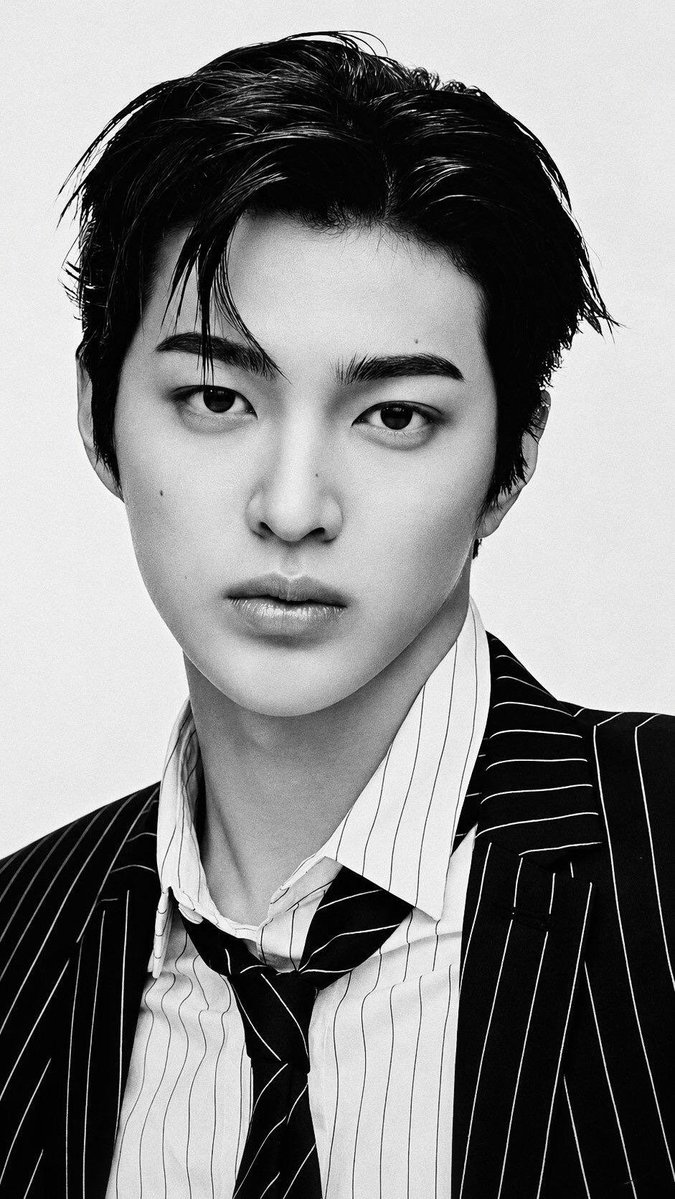 anxeonxo's tweet photo. 와눈썹진한거진심..  이렇게까지흑백이 뚜렷할수있다고? https://t.co/LGsNwIwgdh