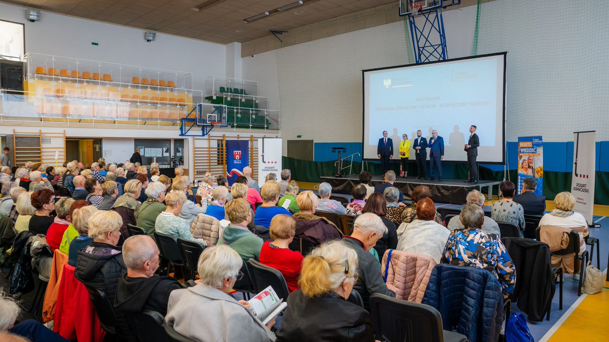 w_zurek's tweet photo. W Skale miałem okazję otworzyć spotkanie w ramach ogólnopolskiego programu ��Świadomy Senior - Bezpieczny Senior”. Cieszę się, że dzisiejsza inauguracja odbyła się właśnie tutaj, ponieważ to mi bliskie miejsce i powroty w te strony zawsze sprawiają mi dużą radość.

Ochrona starszego pokolenia przed zagrożeniami to jeden z najważniejszych kierunków naszych działań. Podczas dzisiejszych rozmów z seniorami poruszyliśmy kwestie, z którymi mierzą się na co dzień: od zagrożeń w sieci i oszustw metodą „na wnuczka”, po zarządzanie majątkiem, umowy dożywocia oraz świadome decyzje konsumenckie. Doświadczenia bliskich pokazują, jak łatwo paść ofiarą nieuczciwych praktyk domokrążców, dlatego rzetelna edukacja i znajomość swoich praw są najlepszą tarczą.

Ten projekt jest potrzebny w każdym zakątku kraju. Zaczynaliśmy w województwie świętokrzyskim, a sukcesywnie rozszerzamy działania na całą Polskę, by żaden senior nie został sam ze swoimi problemami.
