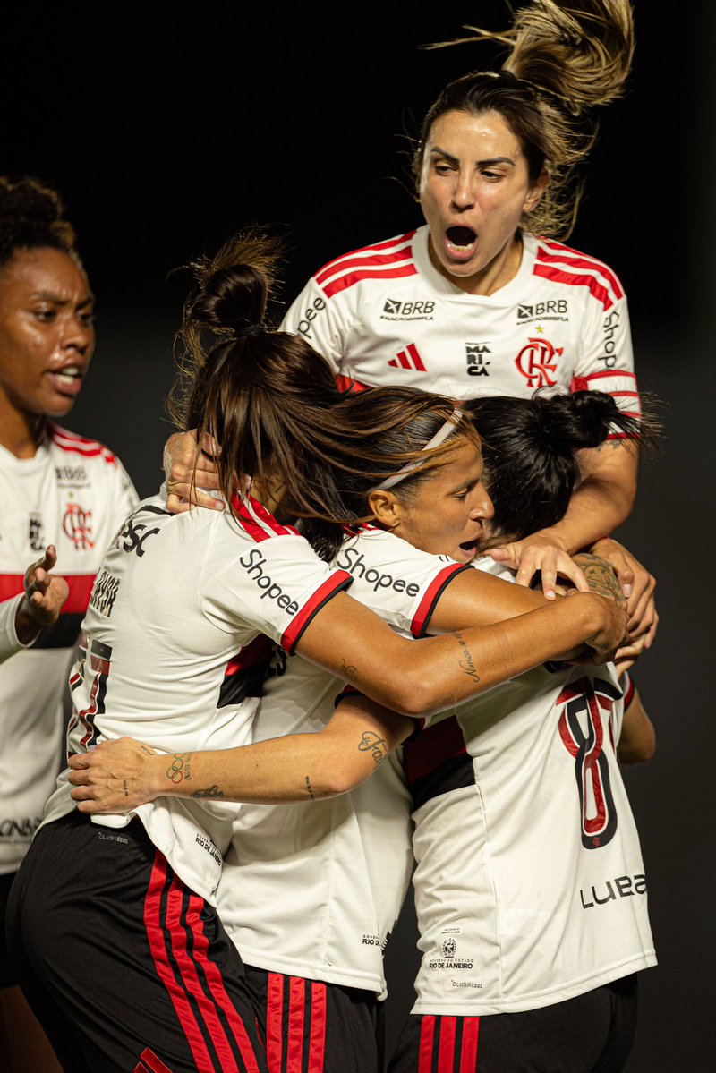 FFERJ's tweet photo. 🟣 COPA DO BRASIL FEMININA 🟣

Após serem derrotadas no jogo de ida por 1 a 0, rubro-negras superam o Fluminense por 3 a 1, novamente no Luso Brasileiro, e estão na semifinal da competição nacional.

📸 Paula Reis/CRF https://t.co/z4T54nLHNb