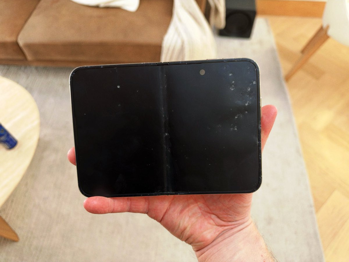 skybytee's tweet photo. iPhone Duo全球首摔，还是来了！！！ https://t.co/6qG2xz648b