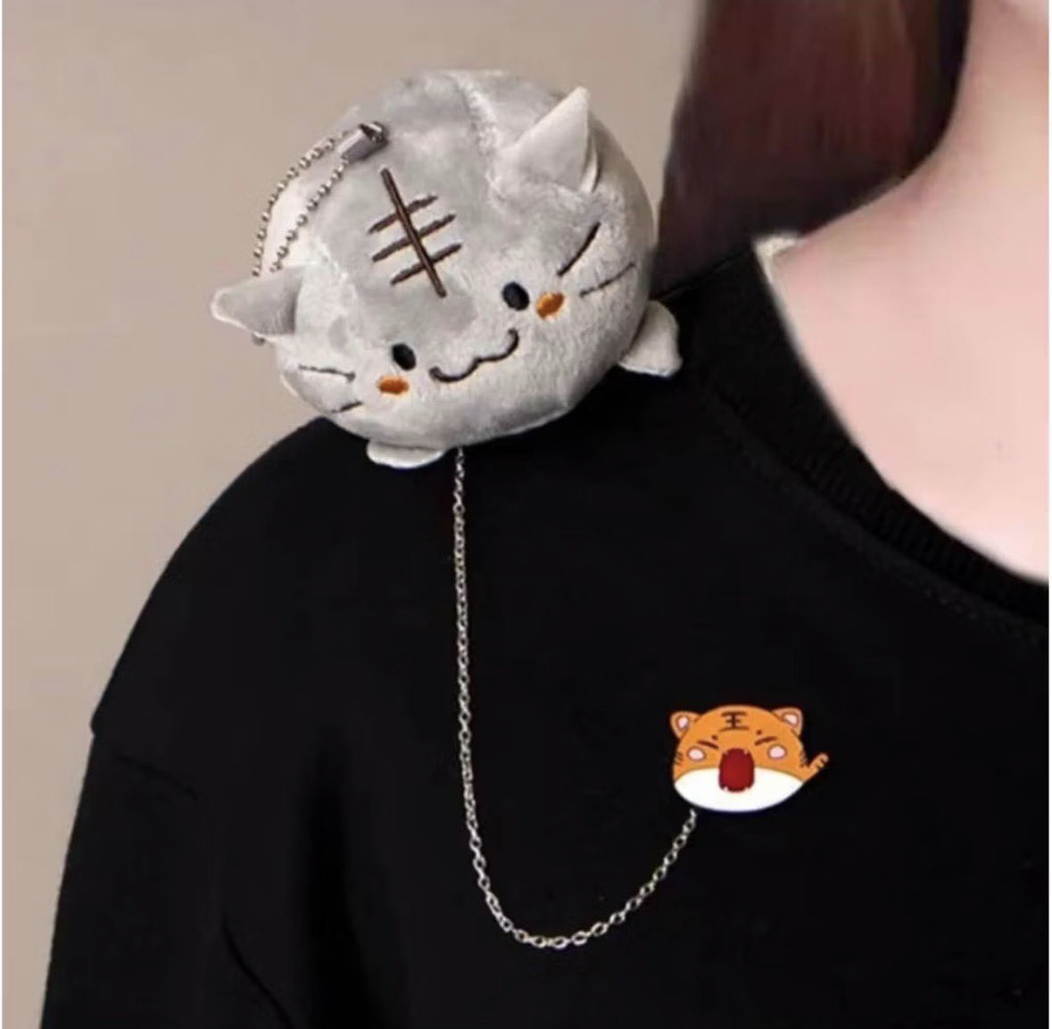 threadshopee's tweet photo. Bros boneka ini lucu dan lembut dengan desain yang bagus. Boneka 3 dimensi dan lencana logam dihubungkan dengan rantai yang inovatif dan bergaya✨

https://t.co/3D6xk2JIfp https://t.co/VtVBPkY6o4