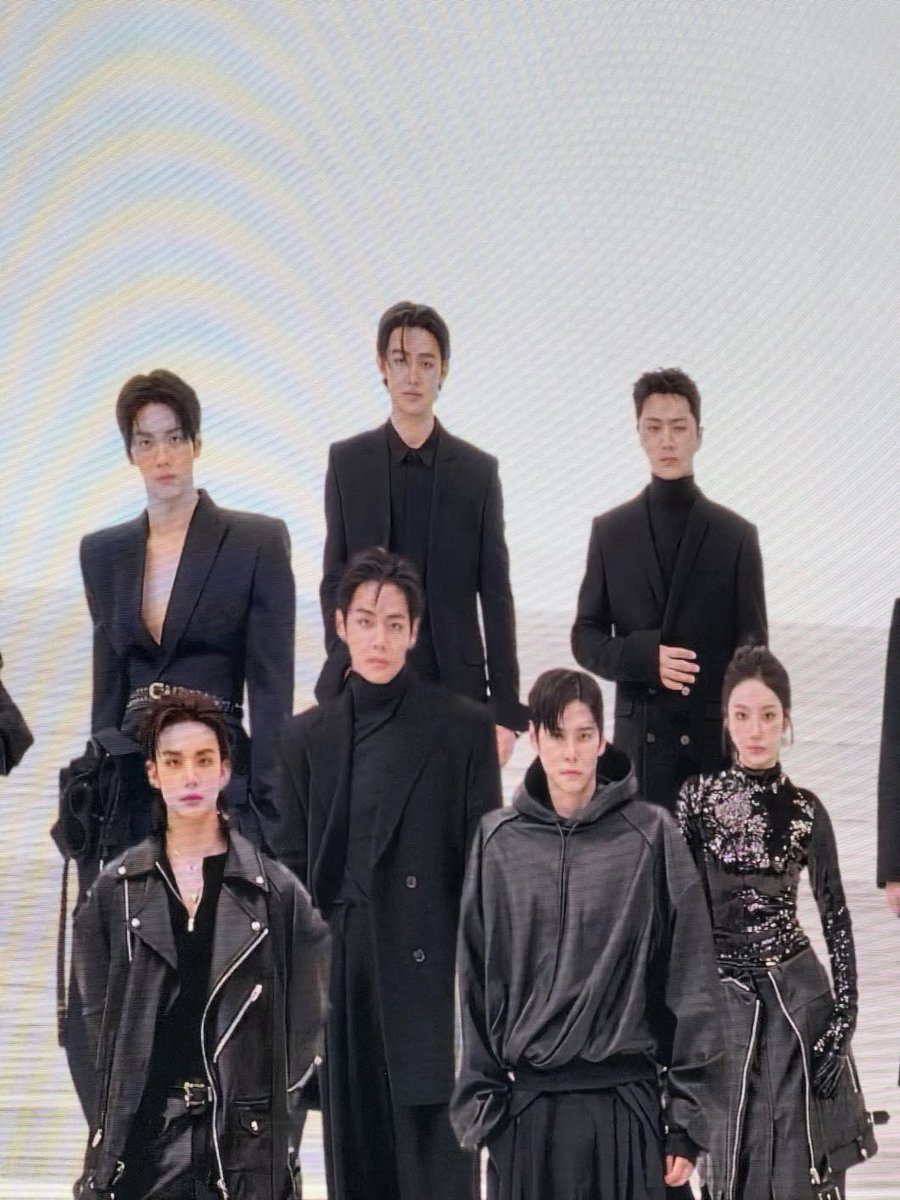 eomseaniee's tweet photo. WOAHH this line up in the center… eom seonghyeon you’re so cool!!😭 https://t.co/F1kTwj2xey