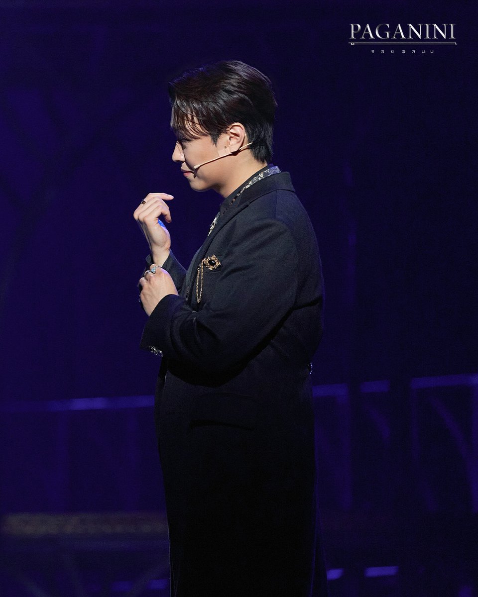 HJCULTURE's tweet photo. #HJ_FAMILY_TODAY 🎉

때로는 강렬하게, 때로는 섬세하게
다채로운 매력으로 관객의 마음을 사로잡는 배우!

매 무대 다음 만남을 기다리게 하는
황민수 배우의 데뷔 11주년을 진심으로 축하합니다💗 https://t.co/92BfAEbKrj