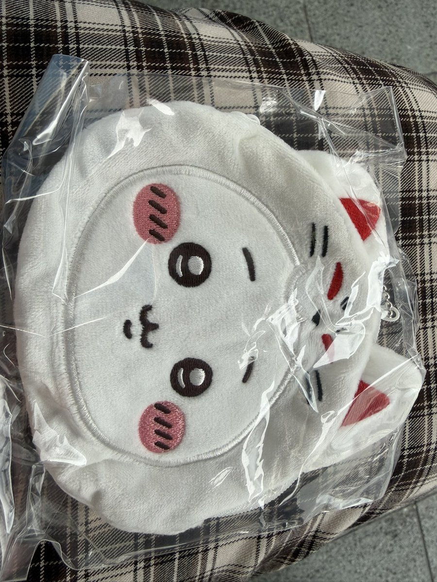 snow_green27's tweet photo. 交換募集

ちいかわもぐもぐ本舗
伏見稲荷なおかおポーチ

譲：ちいかわ

求：シーサー

郵送での交換希望です。
検索からでもお気軽にお声がけください。 https://t.co/S7hbtShlDW