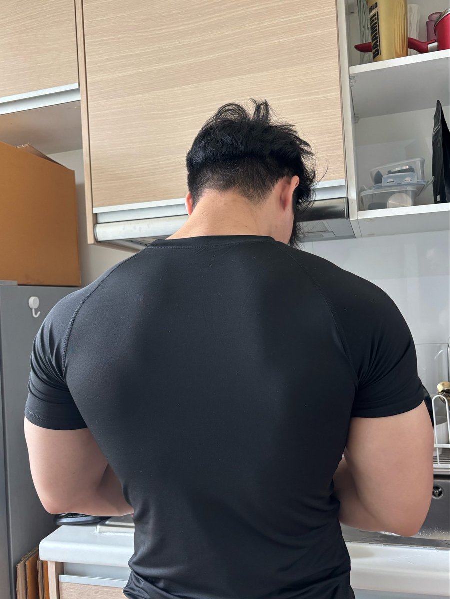 sorpor_simple's tweet photo. ตอนนั้นเพิ่งอกหักไม่นาน แฟนเก่านอกใจ หน้าไม่หล่อแล้วทำสันดานเสียอีก แอบเข็ดนะ แต่ว่าก็เหงาเลยปัดแอปไฟหาคู่

ตอนแรกปัดเจอแฟนก็กะจะแอ้มเฉยๆ ไม่ได้คิดจะสานต่ออะไร เพราะมันเป็นทรงแบดบอย หุ่นดีแบบนี้ หน้าก็ดี มันคงฮอตมากอ่ะ เราไม่ชอบเพราะว่าขี้เกียจระแวง

แต่สุดท้ายกลับกลายเป็นว่าคบกันนานมาก 5 ปีละ จากที่เคยหมดศรัทธาในความรัก ตอนนี้กลับมาศรัทธาเต็ม 100 เลย

ลุคภายนอกอาจจะดูแบบ แต่กลับเป็นผู้ชายที่ใจดีที่สุดในชีวิตที่เคยเจอ เค้าพยายามทำทุกอย่างให้เราสุดความสามารถ

ตอนเราอ้วนขึ้นหลายโลเพราะป่วย เค้าไม่เคยว่าหรือพูดไม่ดีเลย เค้าพาเราไปหาหมอ ค้นหาวิธีรักษาเรา ดูแลเราสารพัด

แม่เราจากที่ไม่เคยเปิดใจให้แฟนคนไหนมาก่อน แต่คนนี้ผ่านสำหรับแม่เลย ห้าปีก็พิสูจน์ได้หลายอย่างแล้ว

และล่าสุดก็เพิ่งซื้อคอนโดให้อยู่ เค้าอยากให้เรามีชีวิตที่สบายที่สุด เพราะเราเลือกเค้าแล้ว เราจะขอบคุณตัวเองในวันนั้นที่เลือกความสัมพันธ์ที่แย่ และเริ่มต้นใหม่

เราโชคดีมากเลยที่เจอคนที่ดี