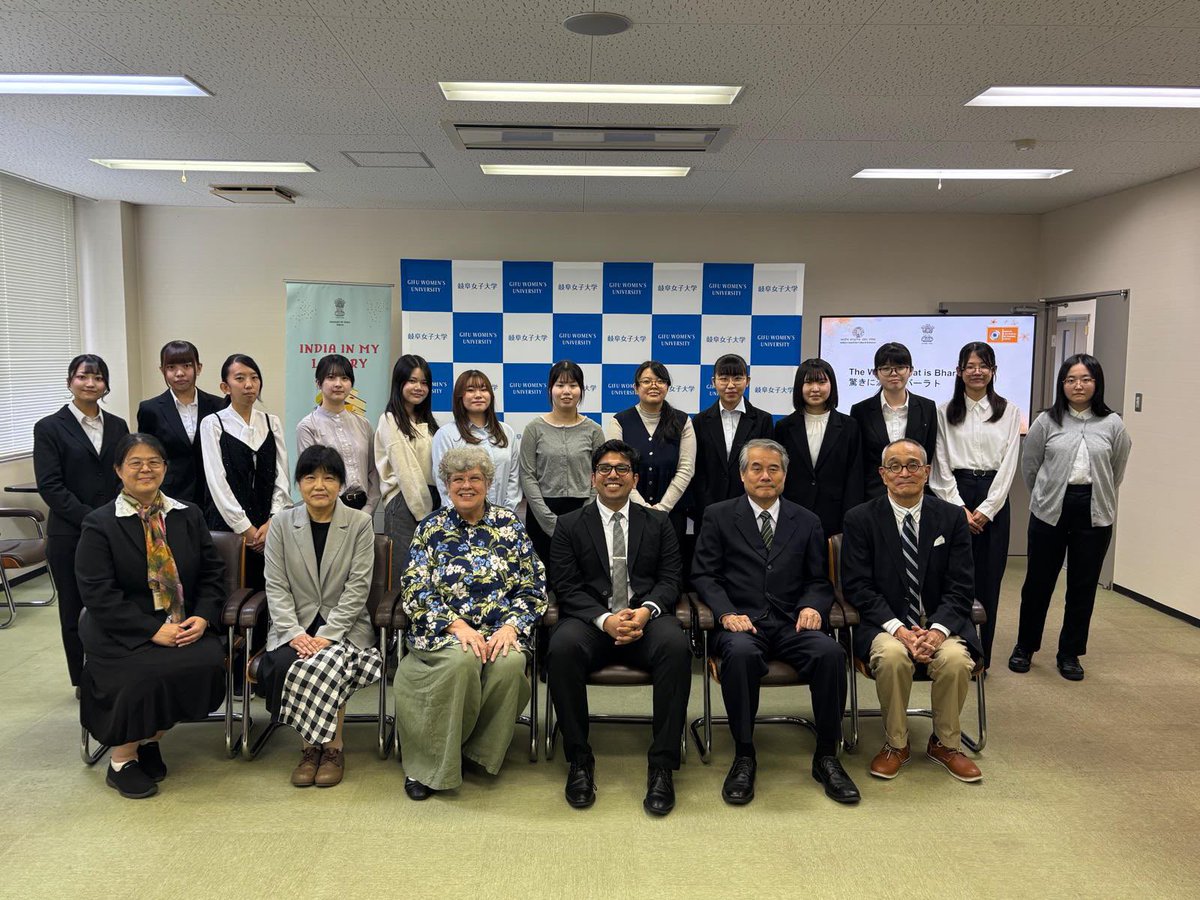 IndianEmbTokyo's tweet photo. インド関連の書籍を日本全国の図書館に寄贈する取り組み、India in my Library 活動が岐阜県にも広がりました！📚🇮🇳🇯🇵

在日インド大使館は、「India in My Library」イニシアティブの一環として、岐阜女子大学にインド関連書籍を寄贈し、同大学の図書館におけるインド関連資料の充実に貢献しました。

インド文化を紹介する特別講座では、学生の皆さんが積極的に参加し、熱心に質問を寄せるなど、インドへの高い関心がうかがえました。

同大学には南アジア研究センターも設置されており、南アジア地域に関する学術交流や理解を深める重要な拠点となっています。

India in my Library reached Gifu! 📚🇮🇳🇯🇵

The Embassy of India presented a collection of Indian books to Gifu Women’s University under the “India in My Library” initiative, enriching the University’s library with resources on India.

A special session on Indian culture sparked enthusiastic participation, with students asking thoughtful questions and showing keen interest in learning more about India.

The University is also home to a Centre for South Asian Studies, providing an important platform for academic engagement and understanding of the region.

#IndiaJapan #IndiaInMyLibrary

🇮🇳🇮🇳🤝🏻🇯🇵🇯🇵