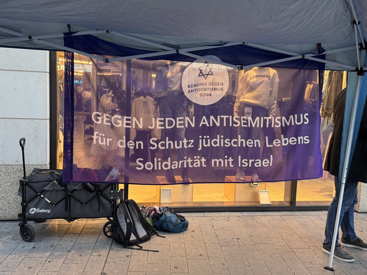 LoveGuerillero's tweet photo. 🖤❤️#Bonn #bn2210  
Gestern zog erneut die antisemitische, klerikale, islamofaschistische BDS- und Erdogan-Versteher-Querfront durch die Bonner Innenstadt. Ich bezeichne sie bewusst nicht als „pro Palästina“-Gruppe, denn ihre Agenda und Forderungen sind anti-palästinensisch: Wer den Krieg gegen Israel, den Verzicht auf Frieden und eine geordnete Zweistaatenlösung befürwortet, handelt nicht im Interesse der Menschen in Gaza.  

Mit unserem kommunikativen Gegenprotest vom @bgabonn haben wir verdeutlicht: Wir lassen #Antisemitismus und #Israelhass in Bonn nicht unbeantwortet; wir sind die Gegenrede, die Stimme derer, die derzeit keine Stimme haben. Wir schauen nicht weg.

#53Antisemitenfrei
#EndJewHatred 
#GegenJedenAntisemitismus 
#BringHopeNow 
#SeiAMensch 
#HerzStattHass 
#ZirkusPaliGalli 
@KoeAntifa161 @AntifascistaBRS @161debunk @Baghi161 @ASB_NRW @bga_koeln @leah_youn @MartinHeil9 @bgabonn @unsoerioes @yoga_and_more @KolnOmas @Tw949557 @Fee_Linke @Earthfriend21