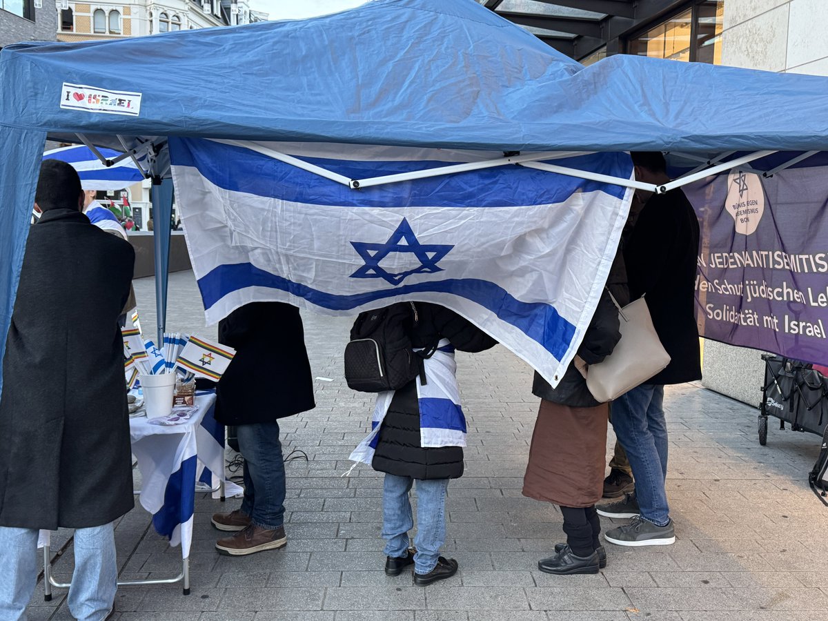 LoveGuerillero's tweet photo. 🖤❤️#Bonn #bn2210  
Gestern zog erneut die antisemitische, klerikale, islamofaschistische BDS- und Erdogan-Versteher-Querfront durch die Bonner Innenstadt. Ich bezeichne sie bewusst nicht als „pro Palästina“-Gruppe, denn ihre Agenda und Forderungen sind anti-palästinensisch: Wer den Krieg gegen Israel, den Verzicht auf Frieden und eine geordnete Zweistaatenlösung befürwortet, handelt nicht im Interesse der Menschen in Gaza.  

Mit unserem kommunikativen Gegenprotest vom @bgabonn haben wir verdeutlicht: Wir lassen #Antisemitismus und #Israelhass in Bonn nicht unbeantwortet; wir sind die Gegenrede, die Stimme derer, die derzeit keine Stimme haben. Wir schauen nicht weg.

#53Antisemitenfrei
#EndJewHatred 
#GegenJedenAntisemitismus 
#BringHopeNow 
#SeiAMensch 
#HerzStattHass 
#ZirkusPaliGalli 
@KoeAntifa161 @AntifascistaBRS @161debunk @Baghi161 @ASB_NRW @bga_koeln @leah_youn @MartinHeil9 @bgabonn @unsoerioes @yoga_and_more @KolnOmas @Tw949557 @Fee_Linke @Earthfriend21