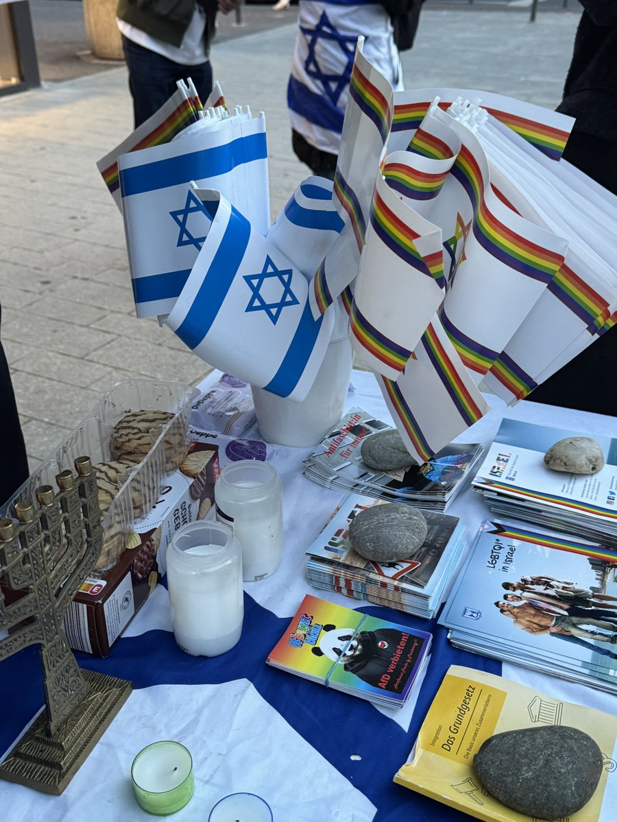 LoveGuerillero's tweet photo. #Bonn #bn2210 
#53Antisemitenfrei
#EndJewHatred 
#GegenJedenAntisemitismus 
#BringHopeNow 
#SeiAMensch 
#HerzStattHass 
#ZirkusPaliGalli https://t.co/qAUwyyEseB
