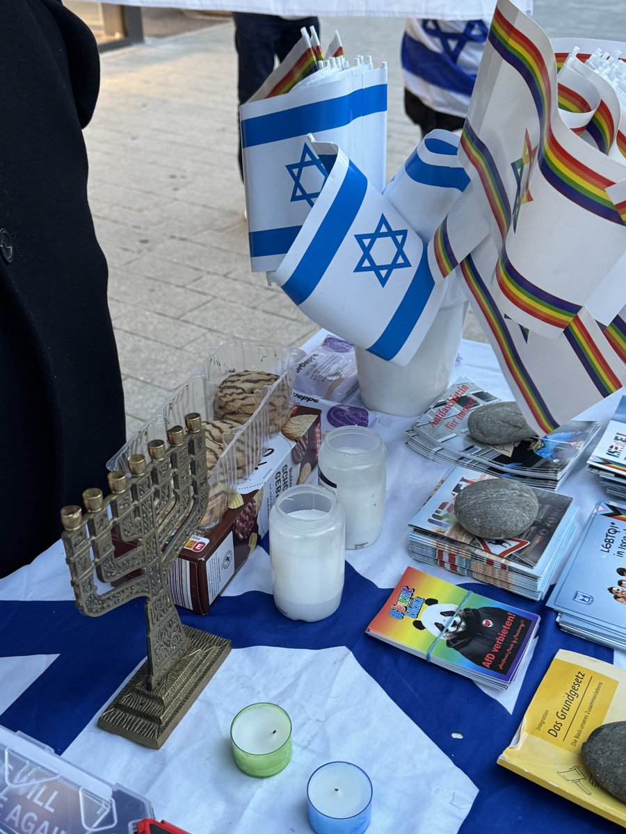 LoveGuerillero's tweet photo. #Bonn #bn2210 
#53Antisemitenfrei
#EndJewHatred 
#GegenJedenAntisemitismus 
#BringHopeNow 
#SeiAMensch 
#HerzStattHass 
#ZirkusPaliGalli https://t.co/qAUwyyEseB