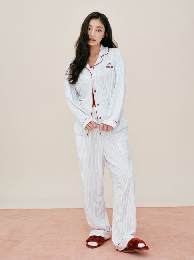 cactusjihyo's tweet photo. jihyo in her venus cherry pajamas 🍒 https://t.co/AYv1rAslTk