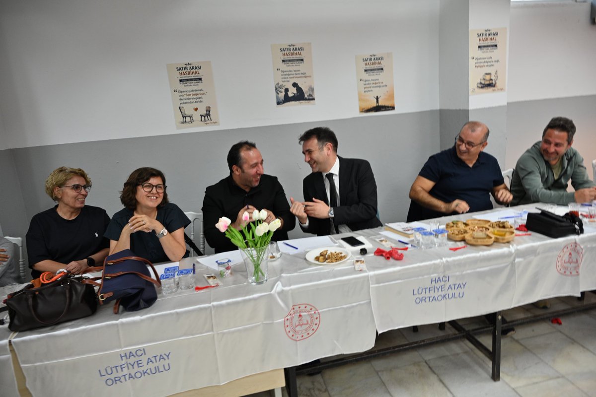 Aydin_MEM's tweet photo. 📚 Satır Arası Hasbihal: Fikirde ve Gönülde Birlik

Müdürümüz Sayın Mehmet YİĞİT, Hacı Lütfiye Atay Ortaokulu öğretmenlerimizle bir araya gelerek fikir ve gönül birliğiyle örülen “Satır Arası Hasbihal” sohbetlerinin bir yenisini daha gerçekleştirdi.

Doğan CÜCELOĞLU ve İrfan ERDOĞAN’ın kaleme aldığı “Öğretmen Olmak: Bir Can'a Dokunmak” adlı eser üzerine gerçekleştirilen sohbette; Türkiye Yüzyılı Maarif Modeli’nin köklü mirasımızdan güç alan, millî ve manevi değerlerimizi yaşatarak geleceğe yön veren nesiller yetiştirme vizyonu ele alındı.

Fikir alışverişleriyle mesleki birikimimizi zenginleştiren, entelektüel paylaşımlarımıza değer katan ve eğitim yolculuğumuza anlam katan kıymetli meslektaşlarımıza gönülden teşekkür ederiz.✨

Birlikte düşünmeye, birlikte öğrenmeye ve geleceği birlikte inşa etmeye devam ediyoruz. 🌿

📍Hacı Lütfiye Atay Ortaokulu

#SatırArasıHasbihal 

@tcmeb 
@Yusuf__Tekin 
@mehmetyigitmem