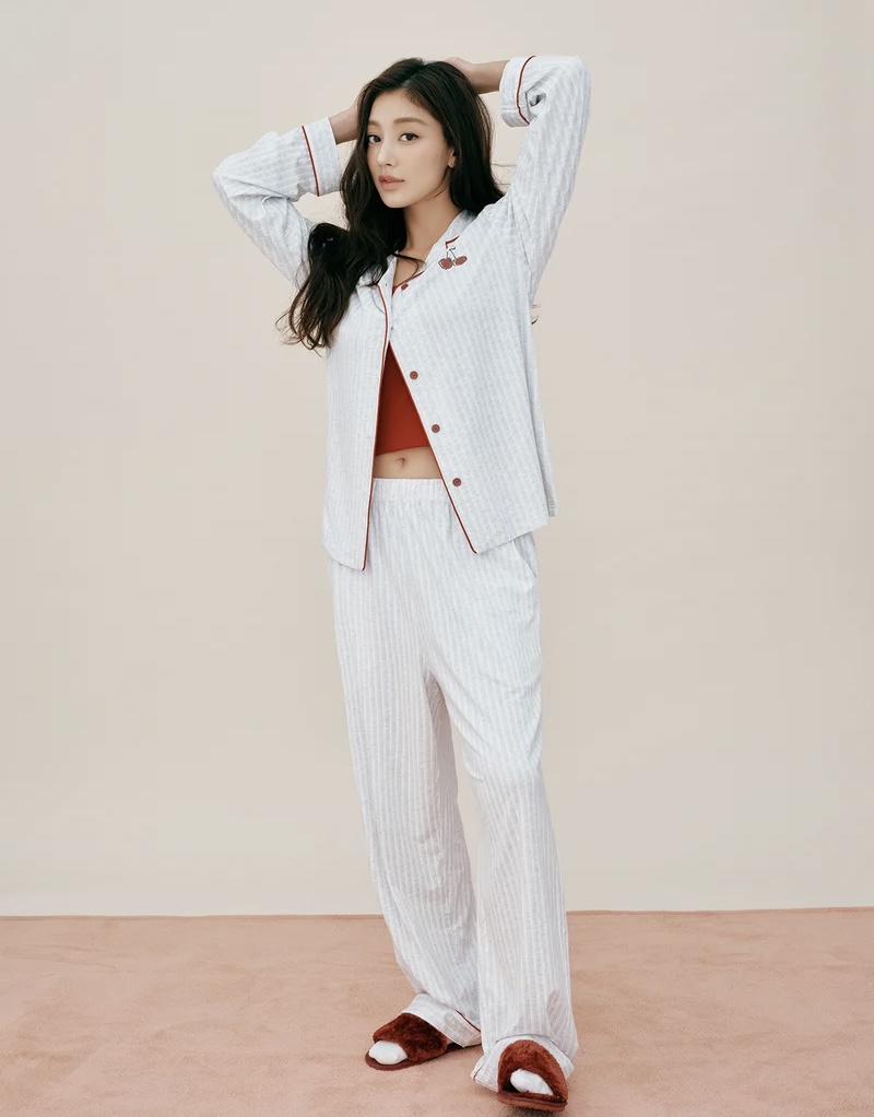 cactusjihyo's tweet photo. cherry red 🍒 https://t.co/M7kIcXj4a0