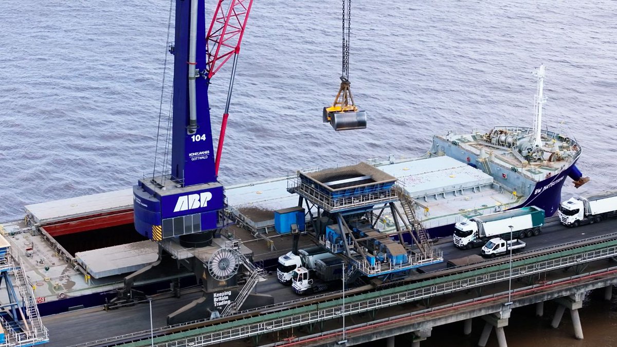 WorldCargoNews's tweet photo. ➡️ Bunge and Associated British Ports have handled more than 1m tonnes of grain and oilseeds through their joint #agribulk operations at the Port of #Immingham since the partnership began in 2022: https://t.co/KvUkE5KqDA
@Bunge @abportsuk
#PortOperations #WorldCargoNews https://t.co/c1m0u9mW9P