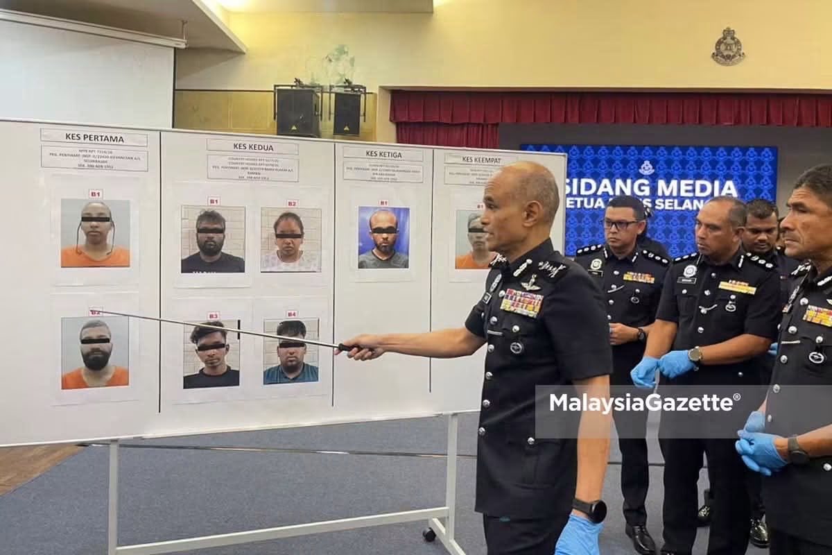 ekstensialsial's tweet photo. KUIL HARAM STOR DADAH

SELANGOR- Sebuah Kuil Haram di Klang rupanya adalah tempat penyimpanan dadah milik kongsi gelap keling.

Hasil rampasan dadah dari Kuil Haram itu bernilai 16.82 juta ringgit. Dadah yang dirampas adalah jenis heroin, ganja, ketamine dan MDMA.

Lapan orang lelaki Keling telah ditahan bersama sama dadah yang dirampas.

#PariahWatch