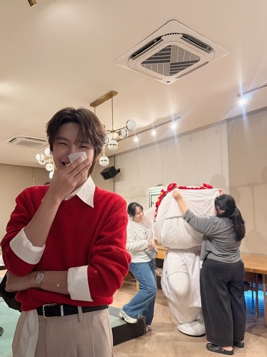 Chamook1919's tweet photo. ลูกชีแฟ่บ ชียืนขำ55555555555555555

#TSUBAKIxKengNamping #TSUBAKIBoostYourAurawithเก่งน้ำปิง
#OhAe #โอ๋เอ๋ https://t.co/96x02UKabH