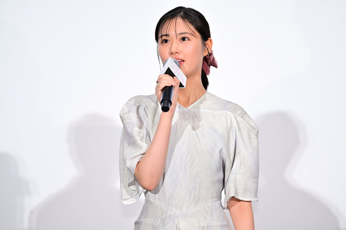 naihanamovie's tweet photo. ┈┈┈┈┈┈┈┈┈┈┈┈┈
#映画ない花 完成披露試写会
オフィシャルレポート到着✍️
┈┈┈┈┈  ⋅𖥔⋅  ┈┈┈┈┈

10/20(火)に完成披露試写会を開催！
原菜乃華さん、作間龍斗さん(ACEes)、
向井怜衣さん、吉沢悠さん、眞島秀和さん、
安藤尋監督、原作者・汐見夏衛さんが登壇し、
作品に込めた想いや撮影秘話を語りました✨

イベント後半では、タイトルにちなんで
“ないものねだりしているもの”を
それぞれ発表するコーナーも！

さらに、感謝やエールを花束とともに贈り合う
「言葉の花束」セレモニーも実施💐
作間さんから受け取った花束を観客に向け、
原さんは「日々どうしてもないものねだりを
してしまうような皆様に是非観ていただきたい、
明日への活力になるような作品になりました」と
呼びかけました。

𝟏𝟏.𝟐𝟎 𝐟𝐫𝐢. 全国公開💐