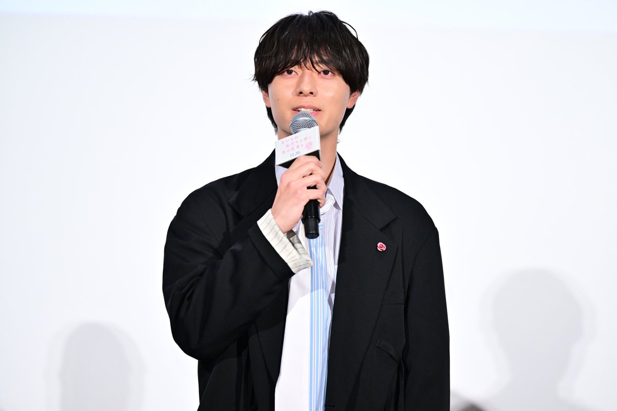 naihanamovie's tweet photo. ┈┈┈┈┈┈┈┈┈┈┈┈┈
#映画ない花 完成披露試写会
オフィシャルレポート到着✍️
┈┈┈┈┈  ⋅𖥔⋅  ┈┈┈┈┈

10/20(火)に完成披露試写会を開催！
原菜乃華さん、作間龍斗さん(ACEes)、
向井怜衣さん、吉沢悠さん、眞島秀和さん、
安藤尋監督、原作者・汐見夏衛さんが登壇し、
作品に込めた想いや撮影秘話を語りました✨

イベント後半では、タイトルにちなんで
“ないものねだりしているもの”を
それぞれ発表するコーナーも！

さらに、感謝やエールを花束とともに贈り合う
「言葉の花束」セレモニーも実施💐
作間さんから受け取った花束を観客に向け、
原さんは「日々どうしてもないものねだりを
してしまうような皆様に是非観ていただきたい、
明日への活力になるような作品になりました」と
呼びかけました。

𝟏𝟏.𝟐𝟎 𝐟𝐫𝐢. 全国公開💐