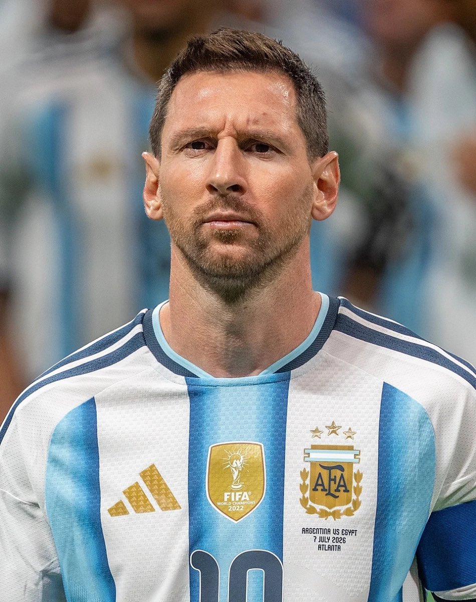 Mercado_Ingles's tweet photo. 🚨🌎 𝗔𝗛𝗢𝗥𝗔: Una encuesta hecha por The Athletic dirigida a ex jugadores de la Premier League y La Liga, acordaron que los candidatos que deberían ganar el Balon de Oro este año serían en este orden: 

🇦🇷 1. Lionel Messi
🏴󠁧󠁢󠁥󠁮󠁧󠁿 2. Harry Kane
🇬🇪 3. Kvicha Kvaratskhelia
🇪🇸 4. Lamine Yamal
🇫🇷 5. Kylian Mbappé
