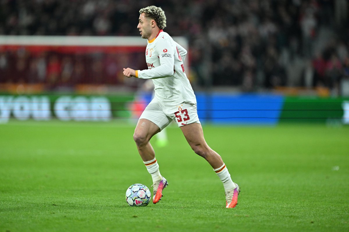 webaslan's tweet photo. OSIMHEN'İN SÖZLERİNİN SIRRI

İlk yarısı 2-2 biten Lille maçında 4-2’lik zaferin devre arasındaki kavga sonucu geldiği ortaya çıktı. Victor Osimhen, hücum hattında Barış Alper Yılmaz’dan beklediği koşu desteğini alamadı.

Nijeryalı yıldız çok sinirlendi ve saha ortasında el-kol hareketleriyle Barış Alper’e sert şekilde serzenişte bulundu. Barış Alper de müsait durumda pas vermek yerine şut çeken Osimhen’e yükseldi. Gerilim soyunma odasında da devam etti. [🔗Sözcü]

https://t.co/TyNFShmiXT