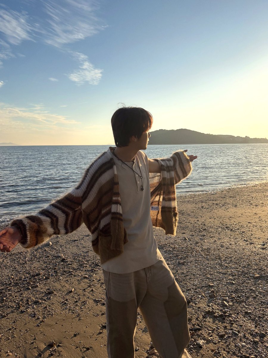 hyeokfs's tweet photo. chasing sunset with haechan https://t.co/F2kRAFQCT5