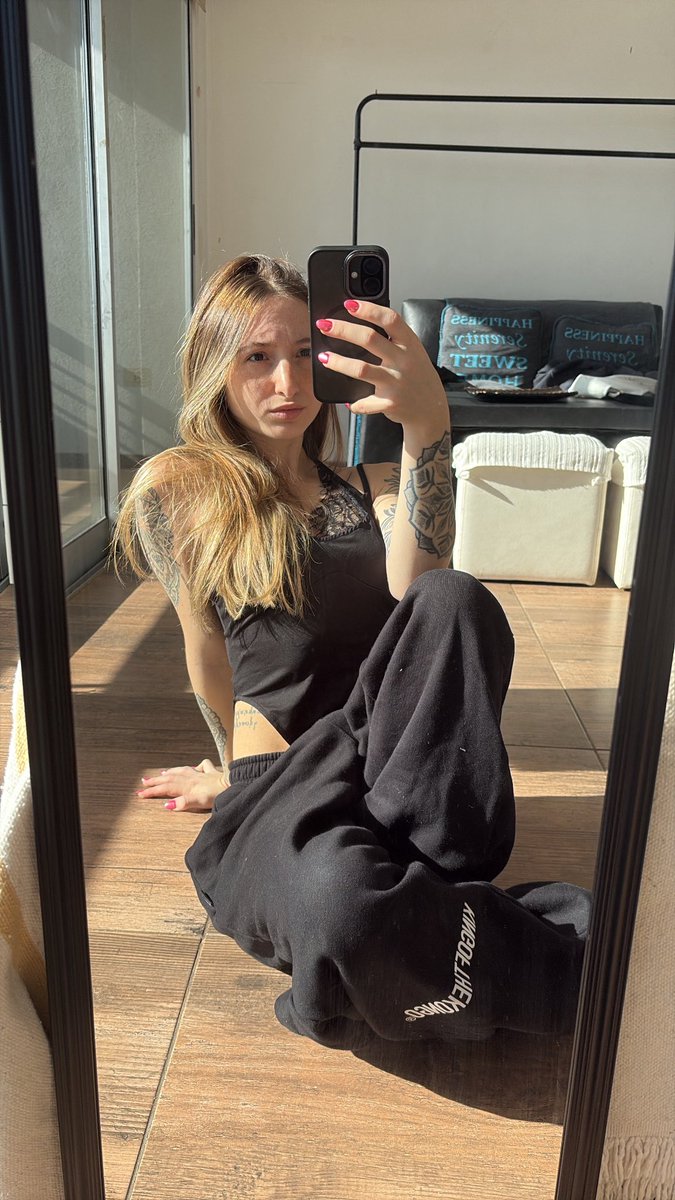 itsyreve's tweet photo. Am I wifey material? https://t.co/17GiG8ZZCX