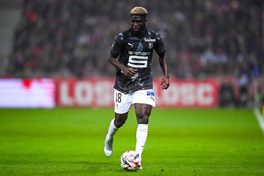 beyond90ftbl's tweet photo. Silently building…

Rennes left-back Mahamadou Nagida (21) has been on the peripheries of the starting XI for the last two seasons

But this year, he’s been entrusted with being their first-choice option. He’s already showing that the club made the right choice

Nagida is an attack minded full back with blistering pace so bomb up and down the left-hand side. 

He’s a player you want constantly overlapping and staying wide, where he can get forward and whip in brilliant crosses

Though he’s on the smaller side for full-backs, he’s an aggressive defender whose agility and pace make him hard for wingers to beat 1v1

breakout season loading.