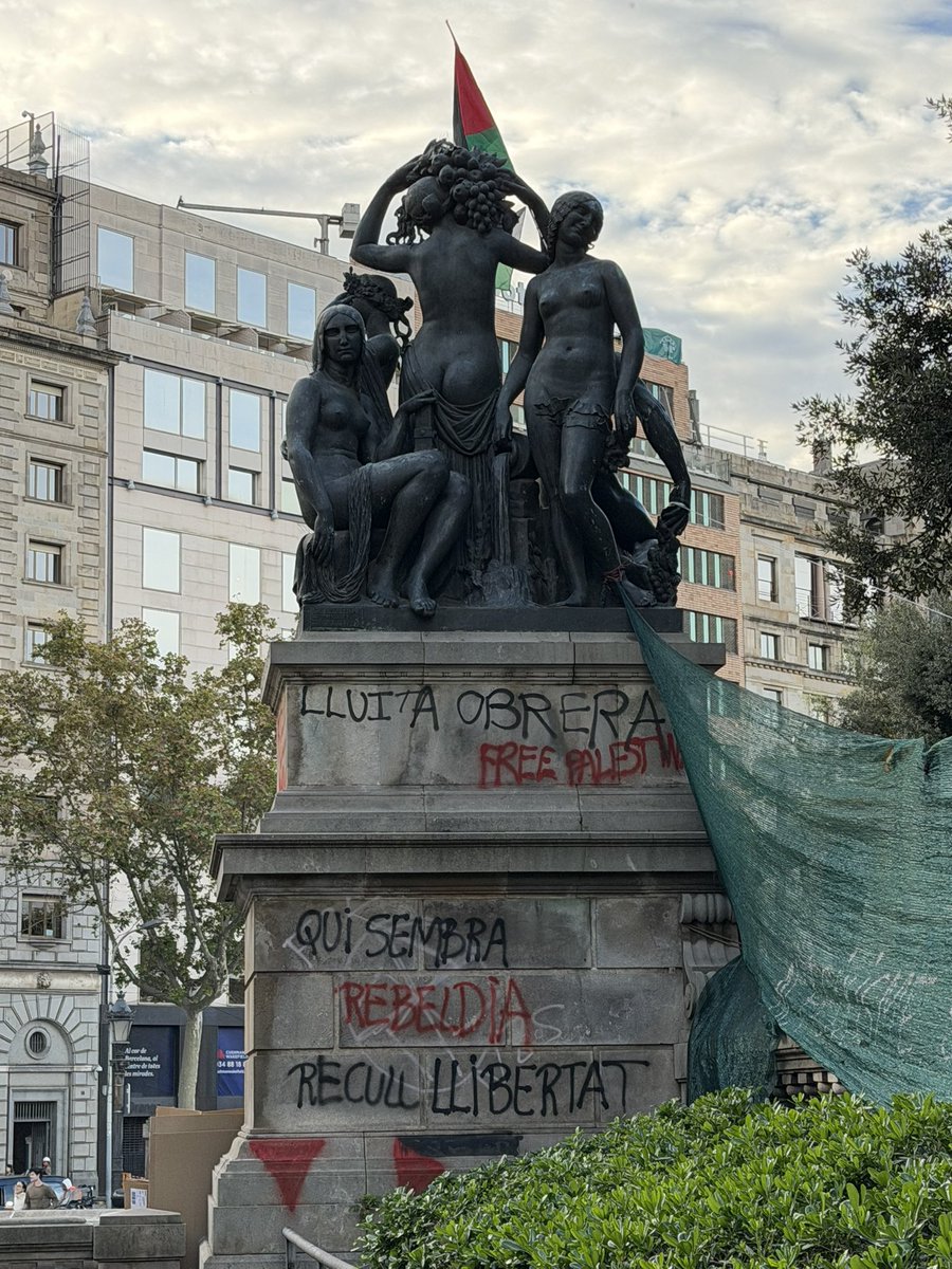danielsirera's tweet photo. Collboni, es una auténtica vergüenza que permitas que ocupen la plaza de Catalunya y vandalicen el patrimonio histórico de Barcelona.
Exijo el desalojo de la plaza, la limpieza inmediata de las pintadas, sanciones y responsabilidades. 
¡Barcelona no puede seguir así! https://t.co/maYG5XCOzQ