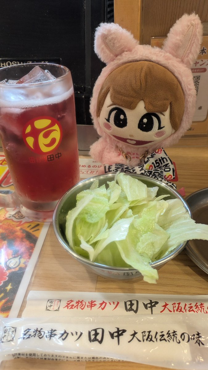 taakun_z's tweet photo. まだ平日の16時半ですが... 
#串カツ田中 有楽町店 さんで、
まんぷくセット🍢 を #あーりんとぺろり 
「田中」看板のステッカーを捕獲した〜りん 
＼(=＾＾=)／ 

#ぺろり https://t.co/XExUNyn3ue
