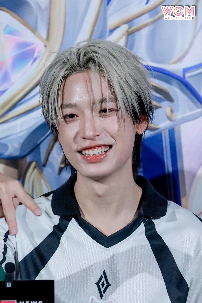 WOMENTERTAIN's tweet photo. " เน็กซ์ - BUS " ในงานฉลองครบรอบ 10 ปี RoV " Arena of the Decade  " 

#RoVTPOPTournament
#NEXnattakit #RoVxBUS
#BUSbecauseofyouishine
#TeamAFATA https://t.co/dgRTSn2v1t