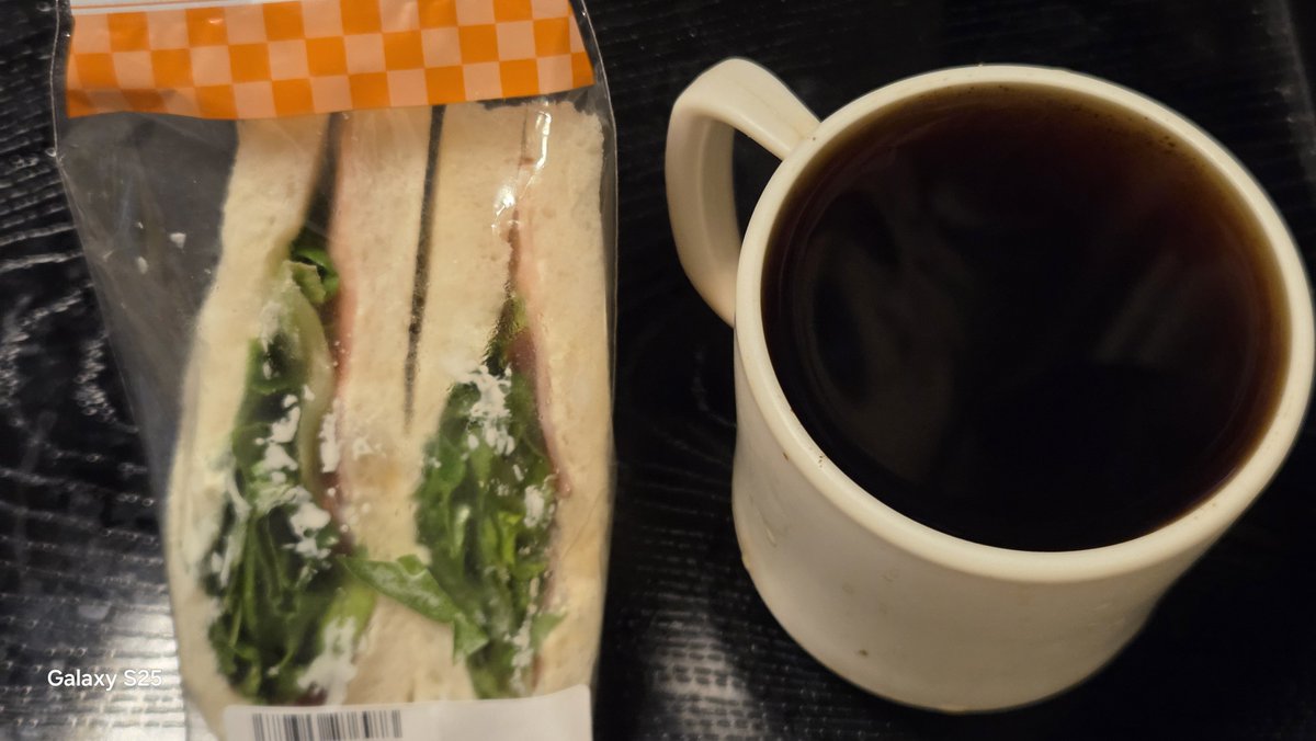 modokitheatre's tweet photo. どうしてもコーヒーが飲みたくて(最近は利尿作用が強く出すぎるので控えておりマスタ😅)昨日いつものスーパーで買った『BLTサンド』を食べならか『ドリップコーヒー(キリマンジャロプレンド)』を飲む☕🥪😋　多分夕食もこれで済ませる😁　#GalaxyS25 オート撮影 https://t.co/jXnbMXeKOv
