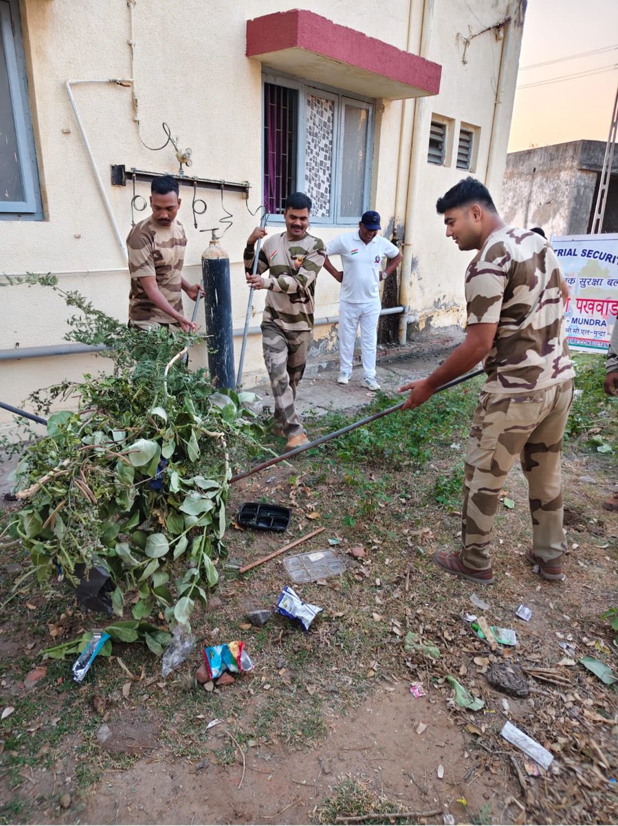 CISFWest's tweet photo. Every effort counts, every action matters! CISF Unit IOCL Mundra promotes #SpecialCampaign6 through Shramdaan, cleanliness drives &amp; awareness activities, inspiring #JanBhagidari for a cleaner, greener &amp; #ViksitBharat.
@HMOIndia
@MIB_India
@SwachhBharatGov
@swachhbharat
@CISFHQrs https://t.co/eo2tiw7alW