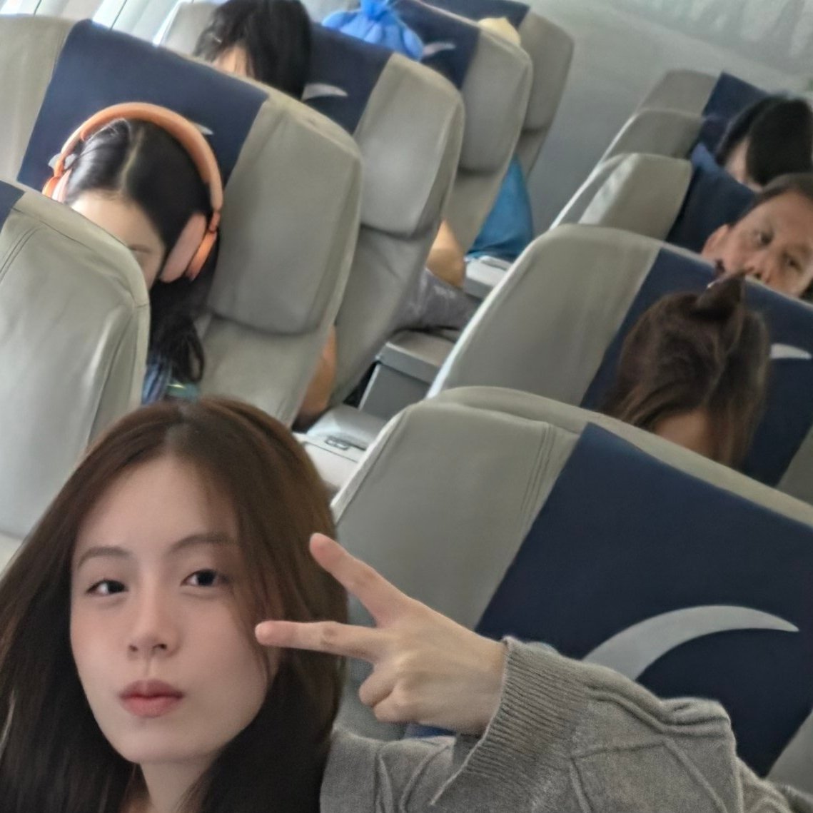 saicostanx's tweet photo. เหมือนบอนนี่จะนั่งข้างพี่น้ำตาล5555555 https://t.co/ltrFNmjOnl