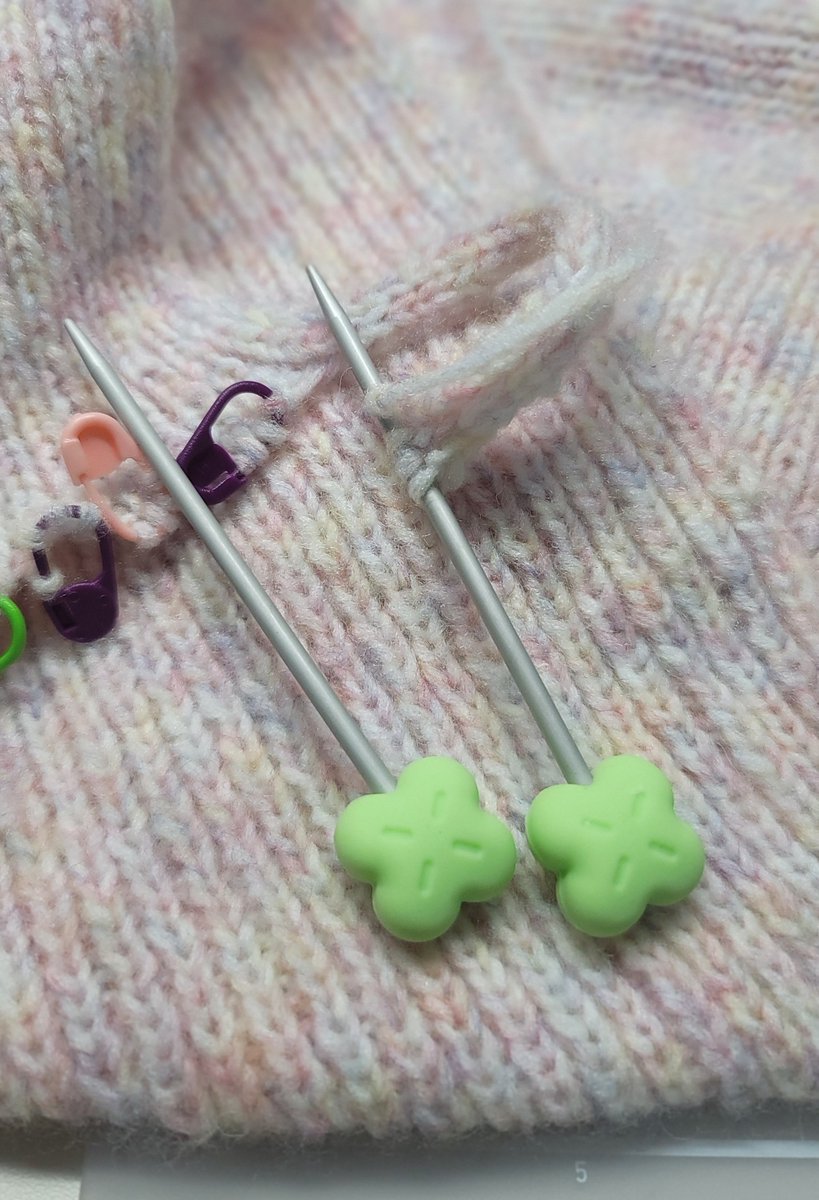 CarrotKnit's tweet photo. 손이 건조해지니 10cm 장갑바늘이 자꾸 미끄러짐.  다이소 갔다 사온 마개가 긴바늘엔 무개 때문에 별로 더니 여기에 기똥차게 손에 착 감기네. 흐뭇 🥹🩷
그리고 매우 귀여움. https://t.co/TBzIO2nEKR