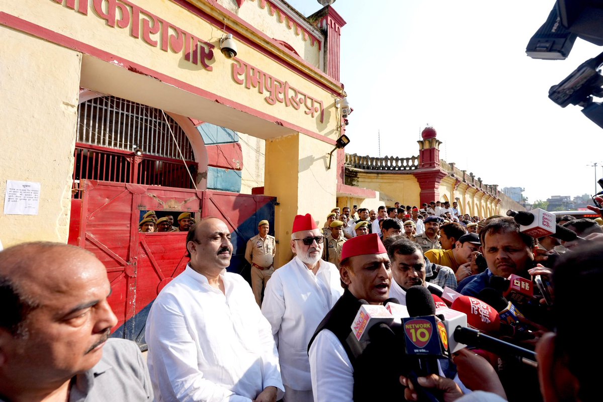 trofficials_'s tweet photo. हैरत है तुम को देख के मस्जिद में ऐ 'ख़ुमार'
क्या बात हो गई जो ख़ुदा याद आ गया।

#Azam_Khan | #Akhilesh_Yadav https://t.co/2axw0nJBjf