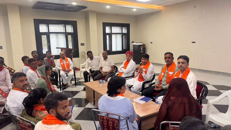 BJP4Rajasthan's tweet photo. भाजपा प्रदेश महामंत्री श्री @bjpbhupendraRYB ने स्वरूपगंज में भावरी पंचायत समिति के प्रमुख कार्यकर्ताओं के साथ आयोजित महत्वपूर्ण बैठक में सहभागिता कर संगठनात्मक विषयों एवं संगठन को और अधिक सशक्त बनाने की रणनीति पर सार्थक चर्चा की।

इस अवसर पर सांसद श्री @lumbaram64, वरिष्ठ नेता श्री नितिन सहित पार्टी के पदाधिकारी एवं कार्यकर्ता उपस्थित रहे।